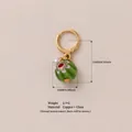 Minimalistischer Gold-Creolen-Ohrring mit grüner Glasperle und kleiner weißer Perle. - Grüner Kugel-Stil (MTPK253419Z) / 14x10mm / Grün