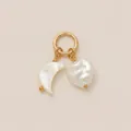 Vue détaillée d'un pendentif avec breloques lune et cœur en nacre blanche pure - Pendentif Lune Cœur Texturé / Or/Blanc