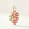 Detailansicht eines rosa Harz-Traubenanhängers mit diamantbesetzten grünen Blättern - Anhänger Ohne Kette (Rosa Blaubeere) / Rosa