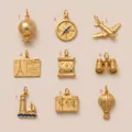 Gros plan de neuf breloques de voyage dorées, dont globe, avion et boussole - Pendentif Seul (Sans Chaîne)-1-Globe (MQPK262405RI)