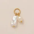 Vue détaillée de l'élégante breloque dorée ornée de perles baroques et rondes blanches - Pendentif Perle Oblongue / Or/Blanc