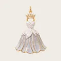 Dettaglio di un ciondolo a forma di abito con corona dorata e pietre incastonate - Ciondolo Abito da Principessa Bianco
