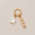 Détail exquis du pendentif étoile en nacre et de trois perles roses sur anneau doré - Pendentif Perle Rose Étoile / Or/Rose