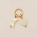 Vue détaillée de breloques lune et cœur en nacre blanche sur un pendentif doré - Pendentif Lune Cœur / Or/Blanc