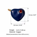 Detailansicht des blauen Herzanhängers mit rotem Strassstein und Kupfer-Materialinfo. - Dunkelblau Herzanhänger