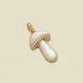 Gedetailleerde macro-opname van een gouden paddenstoelhanger met wit parelmoer inleg en kristallen - Hanger Alleen (Paddenstoel) / Goud