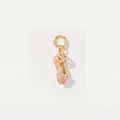 Gros plan détaillé du charm de chausson de danse en émail pêche avec pierre rose étincelante - Pendentif Chaussons de Danse Roses