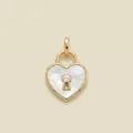 Detailopname van een hartvormige slot hanger met witte schelp en centraal kristal - Hanger Alleen (Hartslot) / Goud