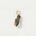 Détail d'un pendentif chausson de ballet vert foncé avec gland doré et motif d'aile - Pendentif Chaussons de Danse Verts