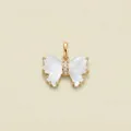 Detail van vlinderhanger met witte schelpvleugels en pavé gezette steentjes - Hanger Zonder Ketting / Goud