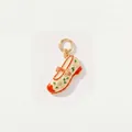 Détail d'un pendentif chaussure en émail fleuri avec anneau plaqué or pour bijoux DIY - Pendentif Chaussons de Danse Floraux