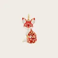 Vue détaillée d'un élégant pendentif renard en émail rouge et blanc avec touches dorées - Pendentif Renard Rouge