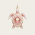 Vue détaillée macro d'un pendentif tortue rose avec placage en or et cristaux brillants - Pendentif Tortue Rose