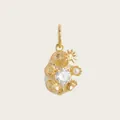 Gros plan d'un pendentif animal en or avec une pierre claire et une perle - Pendentif Tamanoir
