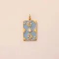 Vue détaillée d'un pendentif céleste doré avec émail bleu et étoile en zircone - Style Lune Étoile de Poker / Or