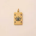 Vue détaillée d'un pendentif doré avec couronne bleue et motif d'œil sur fond rose - Pendentif Œil Couronne Noir / Or