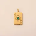 Détail d'un pendentif As de Trèfle en acier titane doré orné d'une pierre de zircon verte. - Style Trèfle As de Poker / Or