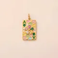 Vista detallada de un colgante de carta de póker dorada con patrones de macarons y flor de gema - Estilo Flor As de Póker / Dorado
