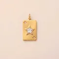 Detalle de colgante rectangular dorado con un circón central en forma de estrella. - Estilo Estrella de Póker / Dorado
