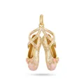 Dettaglio di un pendente a scarpetta da ballo in smalto rosa con dettagli oro - Ciondolo Scarpe da Ballo con Fiocco