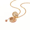 Vue détaillée d'un collier médaillon en forme de cœur ouvert avec scène de basket. - Thème Basketball