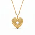 Detailansicht eines goldenen Herz-Medaillons mit zentralem Sternschliff und kleinen Sternen - Heart Star Locket