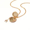 Détail d'un collier médaillon doré en forme de cœur avec une scène équestre miniature. - Thème Course de Chevaux