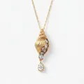 Elegante Muschelhalskette aus goldenem Edelstahl mit funkelnden Wassertropfenkristallen - Seemuschel Anhänger Gold Halskette