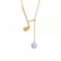 Vue détaillée d'un collier club de golf réglable avec pendentif balle bleue. - Style Club de Golf / Rose bonbon