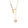 Gros plan d'un collier de sport en or avec un pendentif batte de baseball et balle - Style Batte de Baseball / Blanc