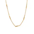 Vue détaillée d'un collier de sport doré avec des pendentifs en forme de batte de baseball - Style Batte de Baseball Multi-Pendentif / Or