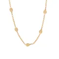 Détail d'un collier chaîne doré avec plusieurs pendentifs raquettes de tennis et cristaux. - Style Raquette de Tennis Multi-Pendentif