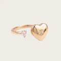 Vista detallada de un anillo de relicario de corazón dorado con circonitas. - Anillo Ajustable de Relicario Corazón