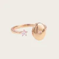 Primer plano de un anillo abierto dorado con piedra de estrella y relicario ovalado. - Anillo Ajustable de Relicario Ovalado