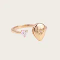 Detalle de anillo de relicario ajustable dorado con cristal de corazón y grabado - Anillo Ajustable de Relicario Lágrima