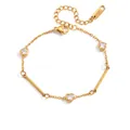 Detailansicht eines vergoldeten Herz-Armbands mit Zirkonia und Polierten Stäben - Dreifach Herz Armband