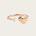 Primer plano de un anillo abierto con relicario de corazón dorado y gemma brillante - Anillo Ajustable de Relicario Corazón Tallado