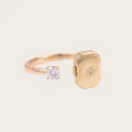 Primer plano de un anillo relicario rectangular dorado con estrella de circonita - Anillo Ajustable de Relicario Rectangular