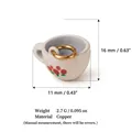 Gros plan d'un pendentif tasse en céramique miniature avec anneau en cuivre doré et mesures - Tasse Miniature en Céramique (2)