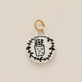 Colgante redondo blanco estilo cerámica con dibujo de planta negra y aro de oro de 18K - Estilo Cesta de Flores