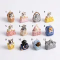 Vista macro de doce dijes coloridos de perros y gatos en varios modelos de bolsos en miniatura - Colgante de Perro Husky en Bolso