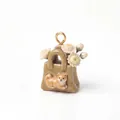 Dettaglio macro del ciondolo a borsa in ceramica con un simpatico Shiba Inu e piccoli fiori - Ciondolo Borsa Cane Caffè Solo (Senza Catena) (MTPK262510OI)