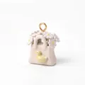 Primo piano di un ciondolo borsa in ceramica con anatroccolo giallo e margherite - Ciondolo Borsa Anatra Bianca Solo (Senza Catena) (MTPK262510OI)