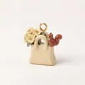 Elegante ciondolo per borsa in ceramica con un simpatico scoiattolo e fiori gialli - Ciondolo Borsa Scoiattolo Beige Solo (Senza Catena) (MTPK262510OI)