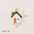 Minimalistischer bunter Hausanhänger aus Edelstahl mit den Maßen 2,1 cm mal 1,3 cm - Hausanhänger mit dunkelgrünem Dach