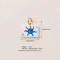 Weißer rechteckiger Sonnenanhänger aus Edelstahl und Messing mit blauem Sonnenmotiv - Sonnenanhänger (MQNK252714O)