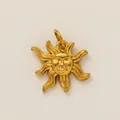 Elegante ciondolo a sole in acciaio inossidabile placcato oro 18K con rilievo facciale - Ciondolo Viso del Sole Antropomorfo / Articolo singolo