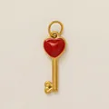 Ciondolo a chiave in acciaio inossidabile placcato oro 18K con cuore in smalto rosso vivo - Pendaglio Chiave Cuore / Oro/Rosso