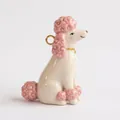 Detalle de un lindo colgante de caniche de cerámica rosa y blanco con anillo dorado. - Colante de Caniche con Orejas Rosadas Solo