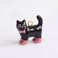 Vista detallada de un colgante de gato negro brillante con lazo rosa y pequeñas botas - Colgante de Gato Negro con Ojos Grandes Solo